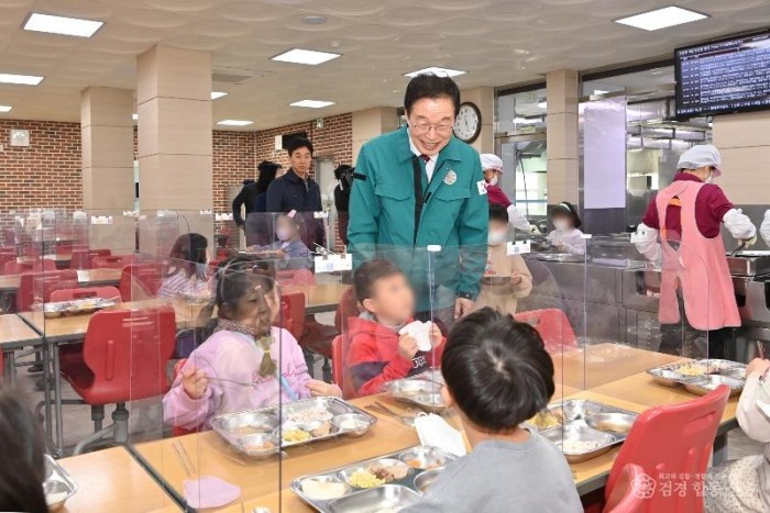 1.임종식 경북교육감, 교육공무직 총파업 대응 학교 현장 사전 점검(30일  오전 복주초등학교 급식, 돌봄 운영 현황을 점검하는 임종식 경북교육감 사진)01.jpg