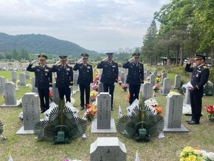 230602-1특수구조단 현충원참배.jpg