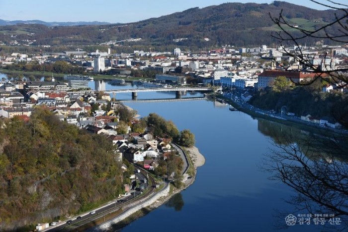 광양시, 자매도시 국제교류 및 관광시설 벤치마킹을 위해 유럽 방문 - 철강항만과 - 도나우강(Danube River)이 흐르는 린츠시.jpg