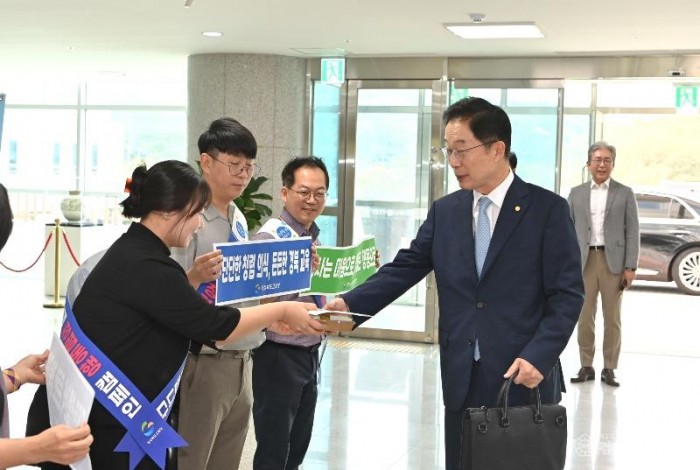 1.경북교육청,‘출근길 청렴동행’청탁금지법 바로알기(25일 본청에서 진행된 출근길 청렴동행 캠페인 사진)01.jpg