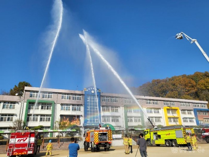 1.경북교육청, 재난 대응 안전 한국훈련 안전하게 성료(선제 대응으로 학생·교직원 안전 최우선, 관계기관 협업 능력 강화훈련_영남초등학교 화재 펌프차 훈련)_02.jpg