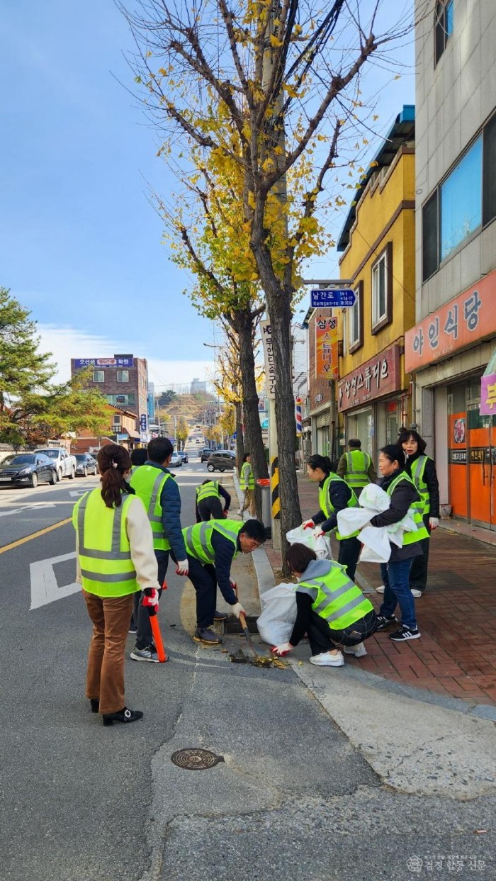 영주-8-1 영주시 휴천1동지역자율방재단이 휴천동 일원 낙엽 청소를 하고 있다.jpg