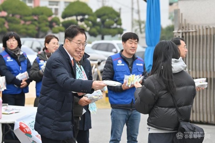 1.임종식 경북교육감, 수능 당일 시험장 방문하여 수험생 격려(포항여자고등학교에서 수험생을 응원하는 임종식 교육감(왼쪽에서 1번째)_05.jpg