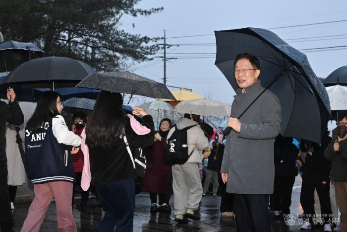 1.경북 지역 수능시험 부정행위 0건, 결시율은 전년 대비 낮아져(성희여자고등학교에서 수능을 마치고 나오는 수험생을 맞이하는 오른쪽 임종식 교육감)_02.jpg