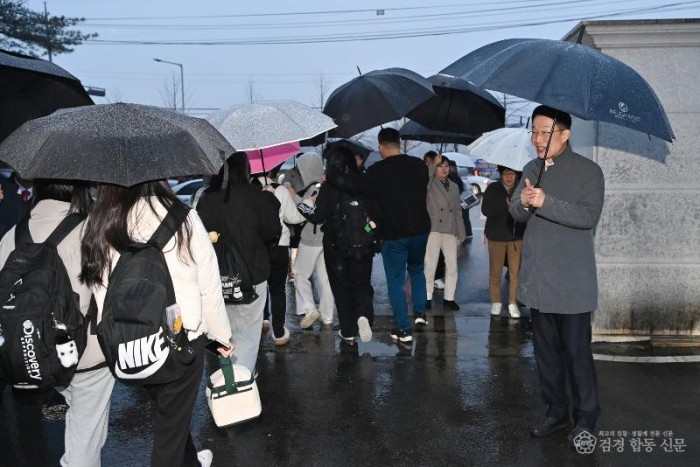 1.경북 지역 수능시험 부정행위 0건, 결시율은 전년 대비 낮아져(성희여자고등학교에서 수능을 마치고 나오는 수험생을 맞이하는 오른쪽 임종식 교육감)_03.jpg