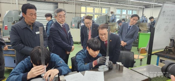 5.경북교육청, 경북기계금속고등학교 산학 일체형 도제학교 현장간담회 개최(고용노동부 장관 산학 일체형 도제학교 성과평가 2년 연속 S등급 선정교 방문)_02.jpg