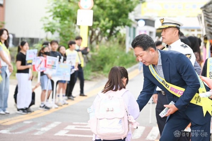 [교통정책과] 초등학교 등굣길 교통안전 캠페인 3.jpg