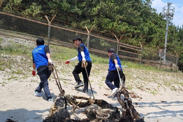 영주-4-2 회원들이 해양쓰레기 수거에 구슬땀을 흘리고 있다.jpg