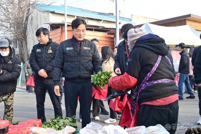 250121보도자료(청송군, 설 명절 전통시장 장보기 행사 실시) (3).jpg