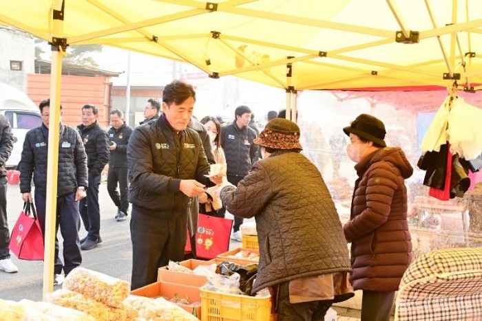 250121보도자료(청송군, 설 명절 전통시장 장보기 행사 실시) (2).jpg