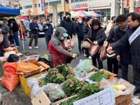 2._김학홍_경북도_행정부지사_설맞이_전통시장_장보기_및_아동보육시설_방문.jpg