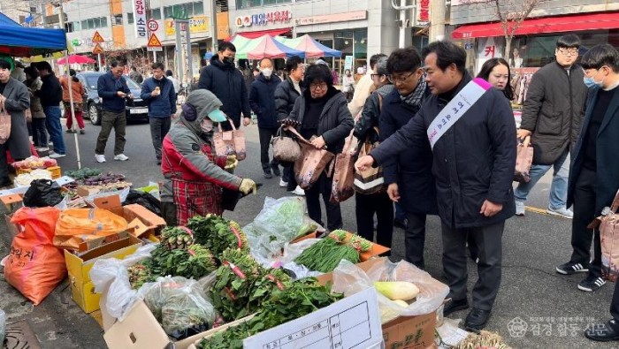 2._김학홍_경북도_행정부지사_설맞이_전통시장_장보기_및_아동보육시설_방문.jpg