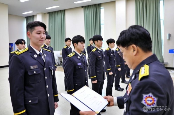 250131-5이길하 마산소방서장이 신규 소방공무원에게 임명장을 수여하고있다.JPG